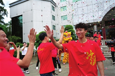 参赛单位由, 表队出征, 一步提升
